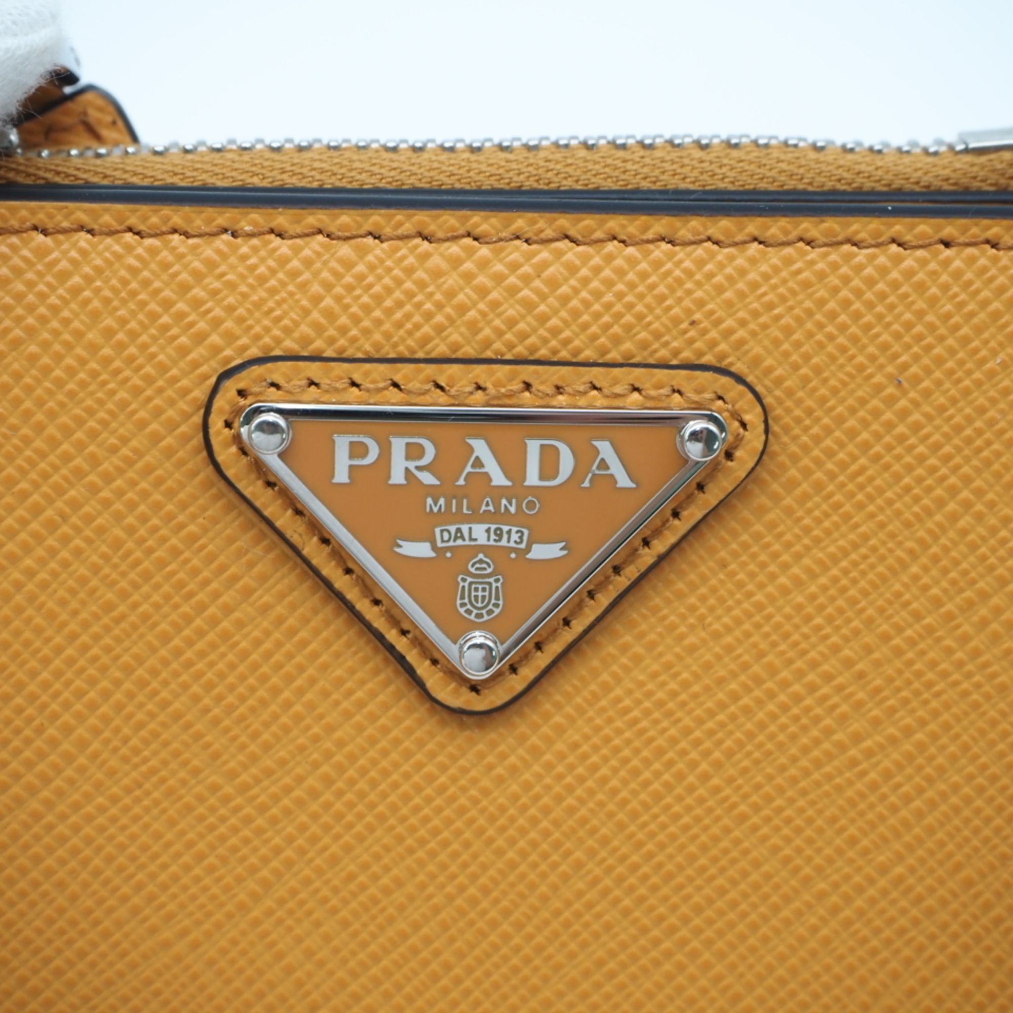 Saffiano Triangle Wallet (Bi-Fold) (Pre-Owned) - Prada - Modalova