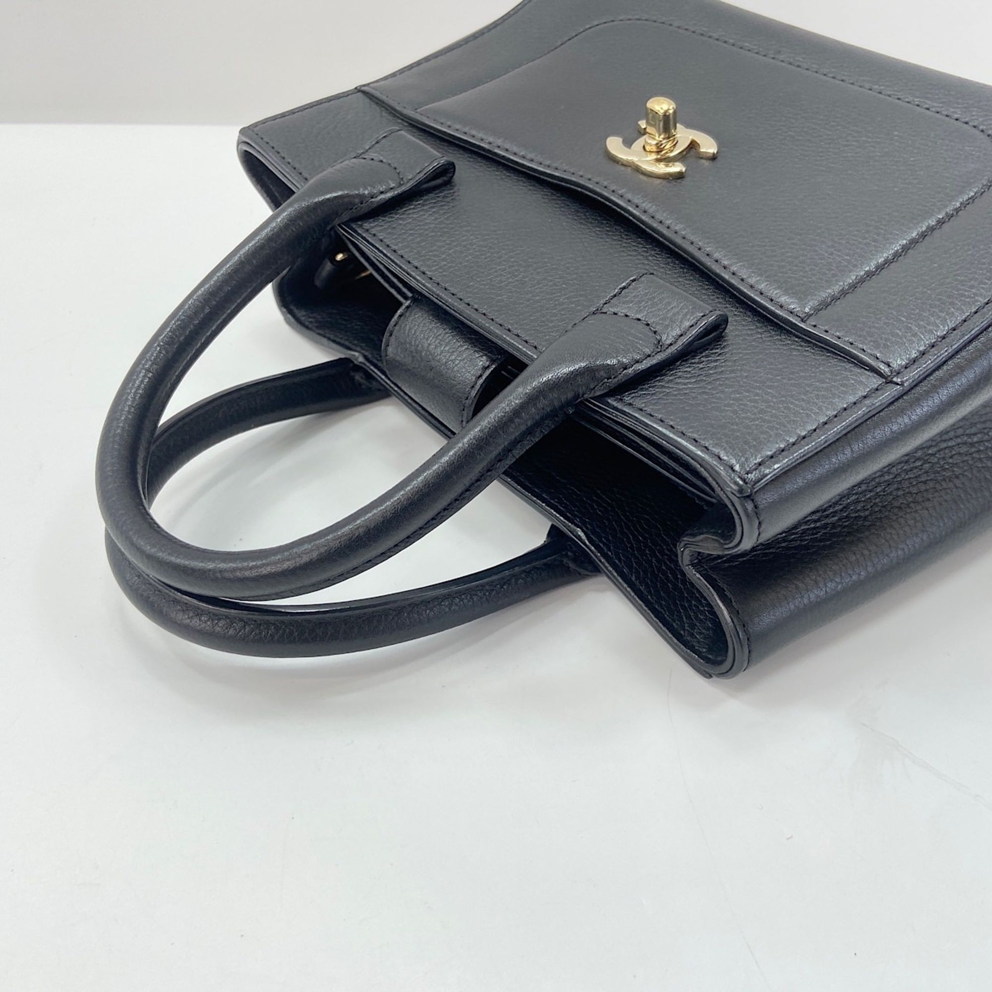 Chanel Black Handbag (Pre-Owned) - Chanel - Modalova
