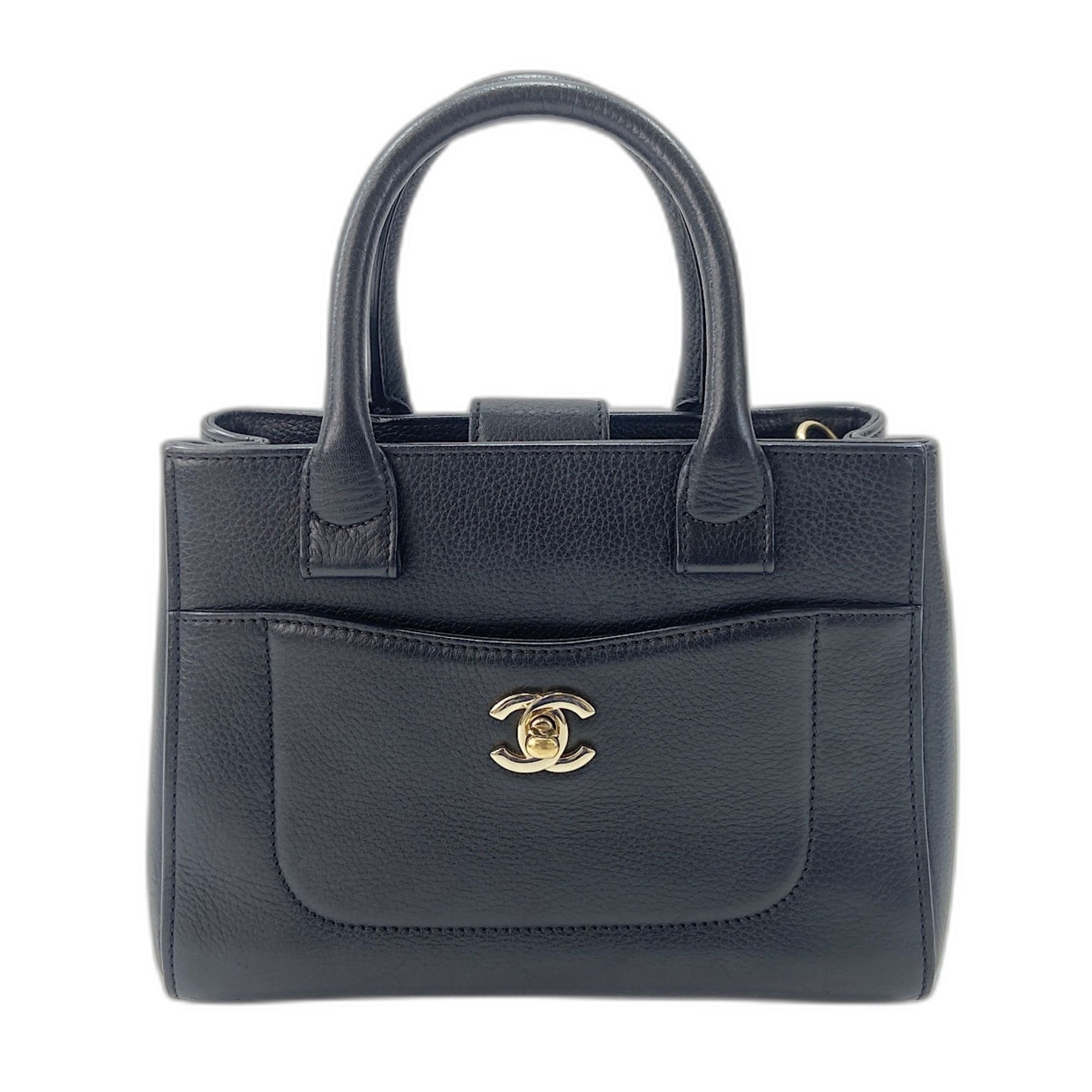 Chanel Black Handbag (Pre-Owned) - Chanel - Modalova