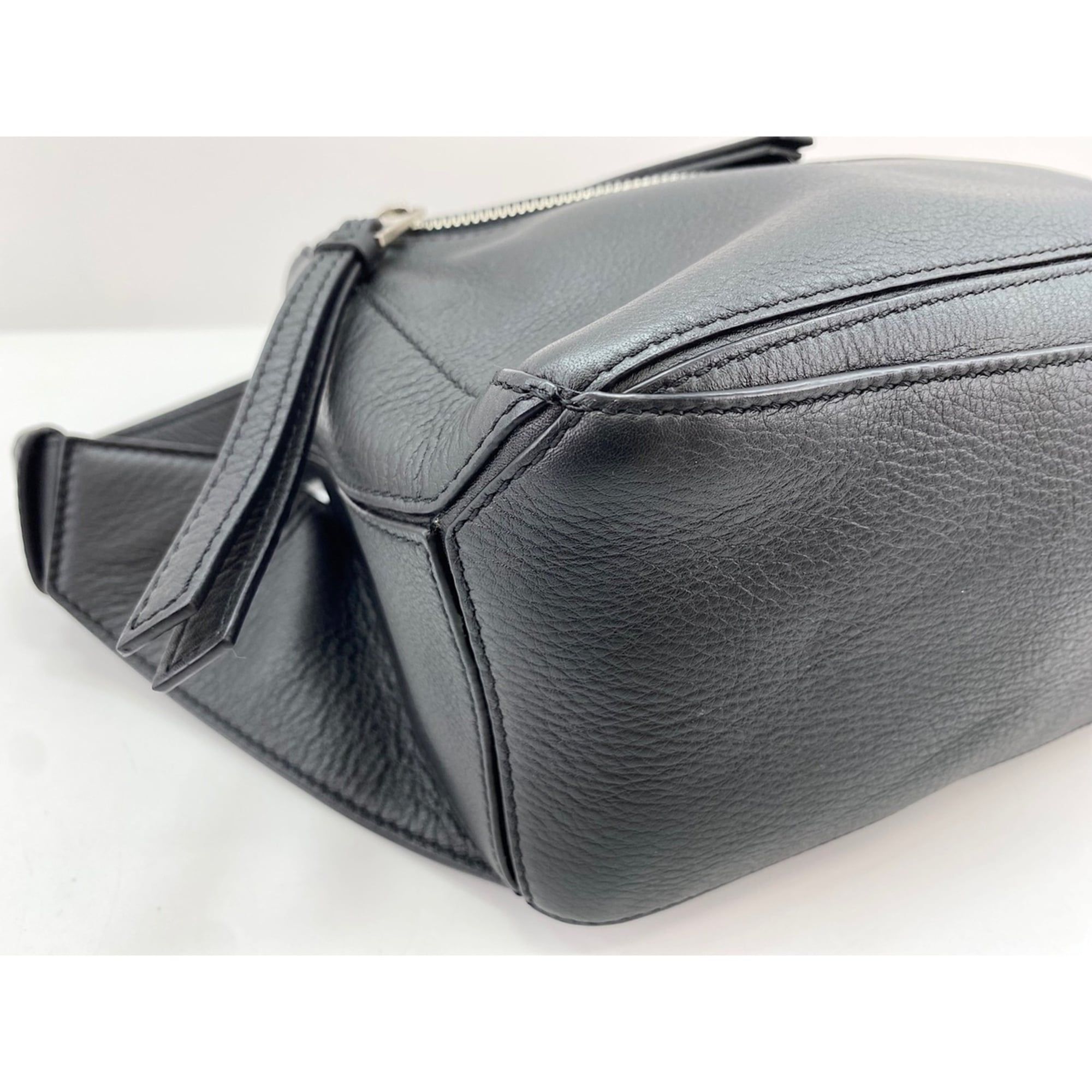 Loewe Black Sling Bag (Pre-Owned) - Loewe - Modalova