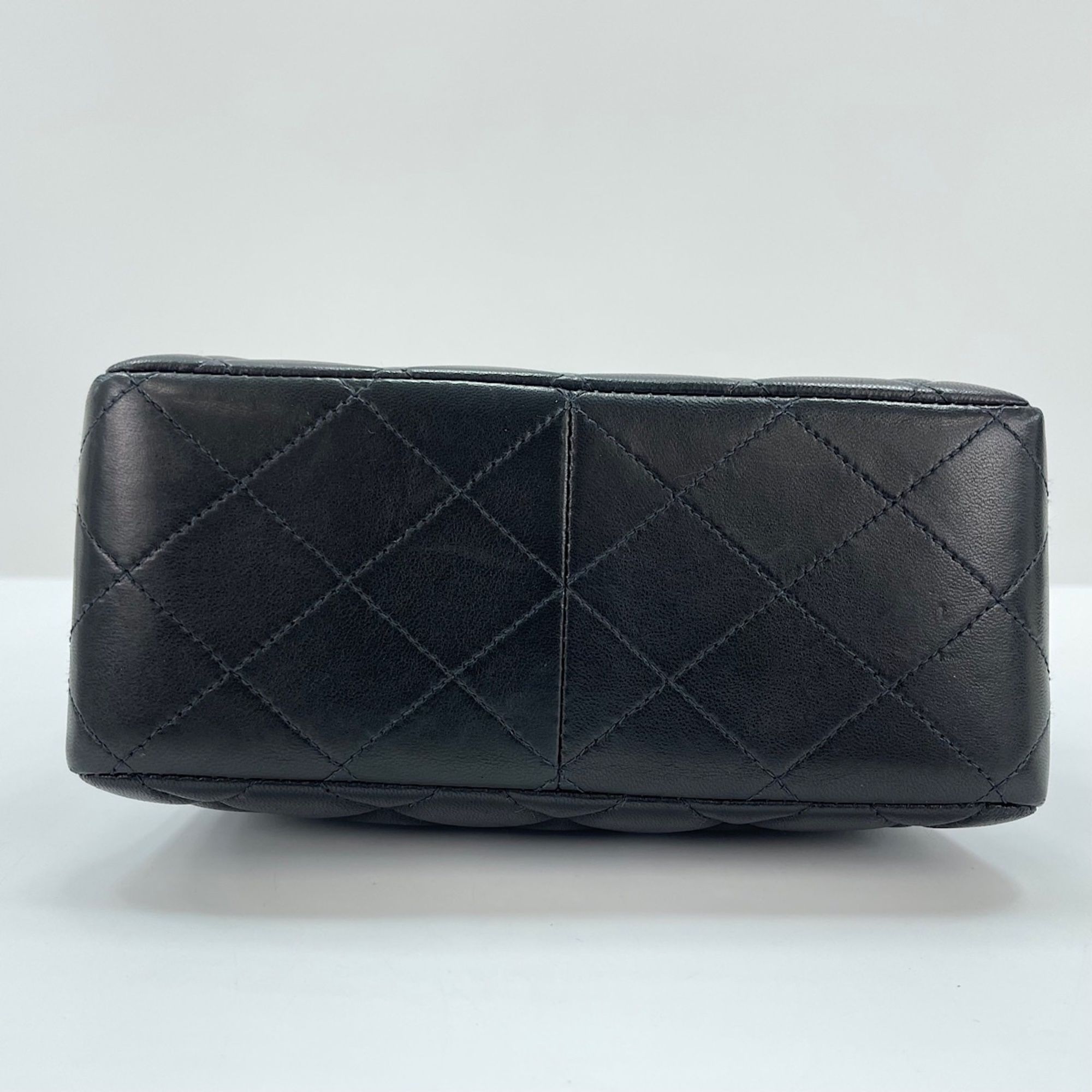 Chanel Black Handbag (Pre-Owned) - Chanel - Modalova