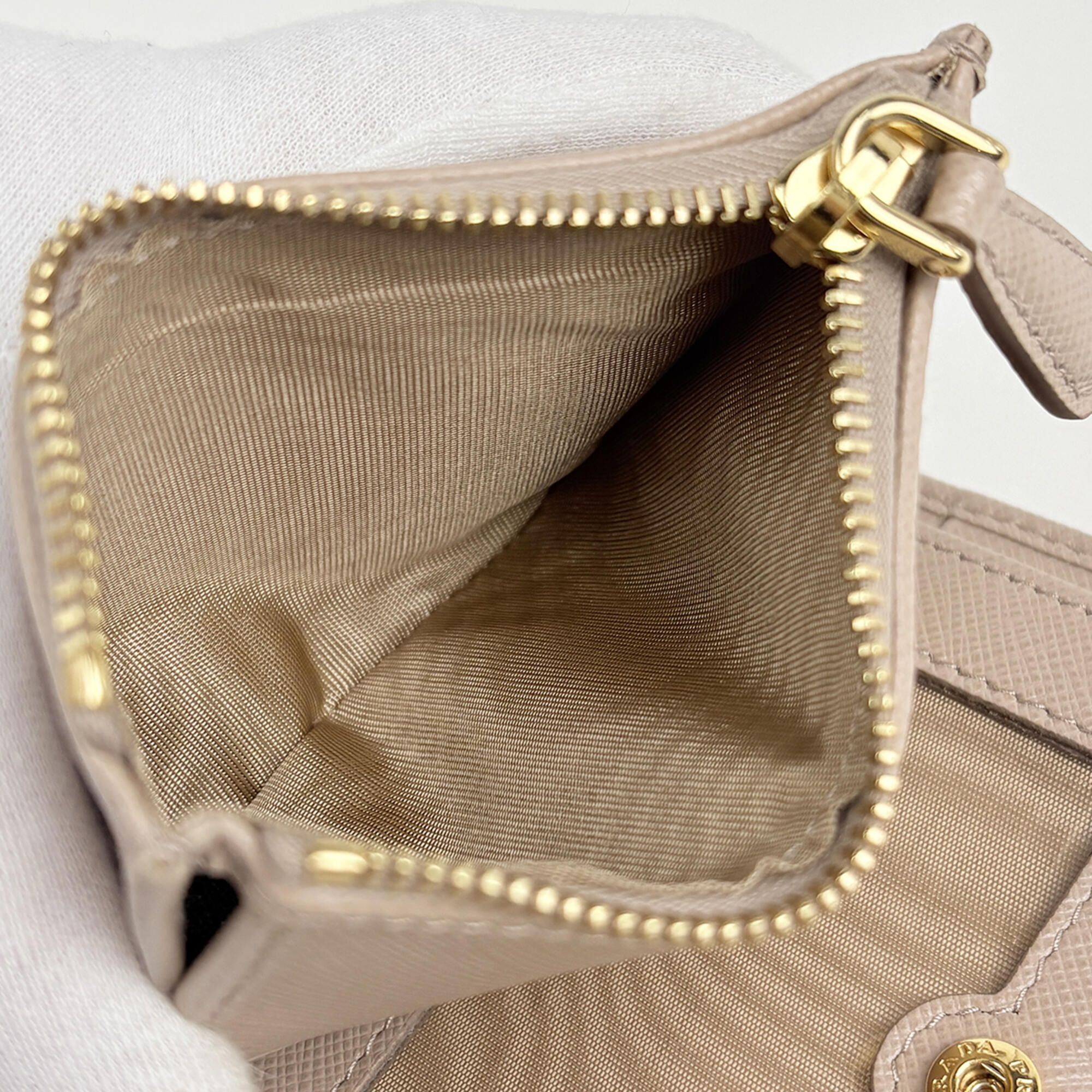 Saffiano Lux Wallet (Bi-Fold) (Pre-Owned) - Prada - Modalova