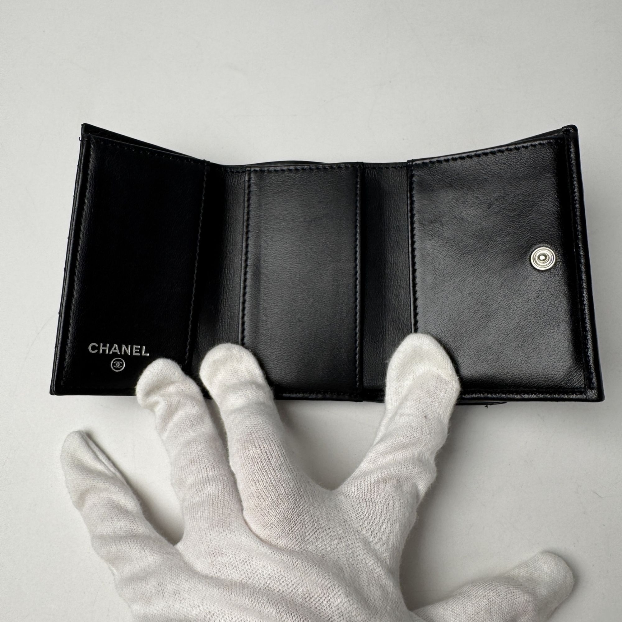 Leather Wallet (Tri-Fold) (Pre-Owned) - Chanel - Modalova