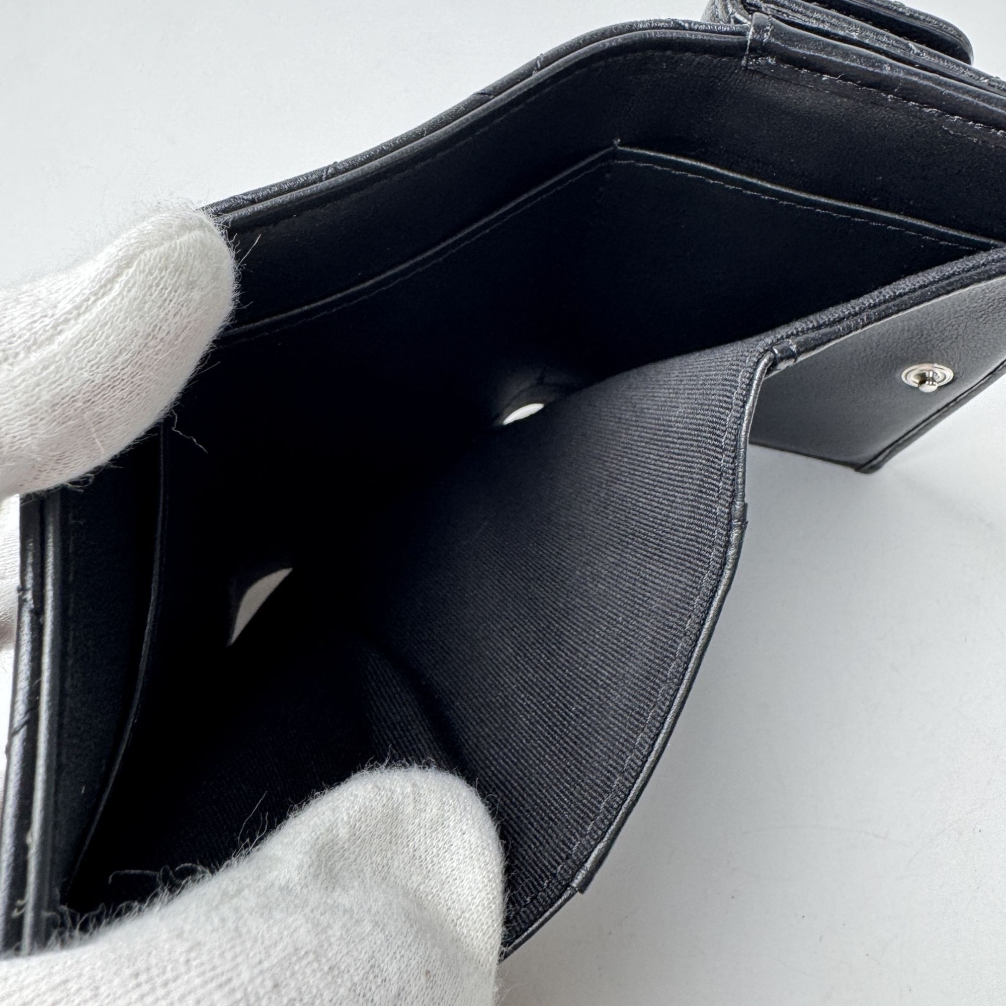 Leather Wallet (Tri-Fold) (Pre-Owned) - Chanel - Modalova