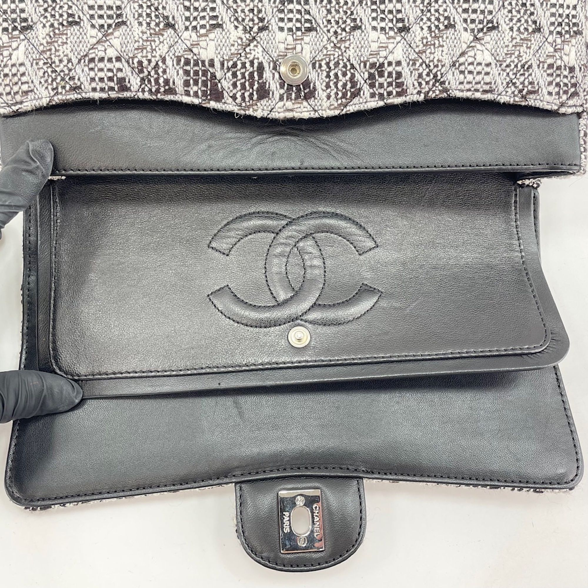 Chanel White Handbag (Pre-Owned) - Chanel - Modalova