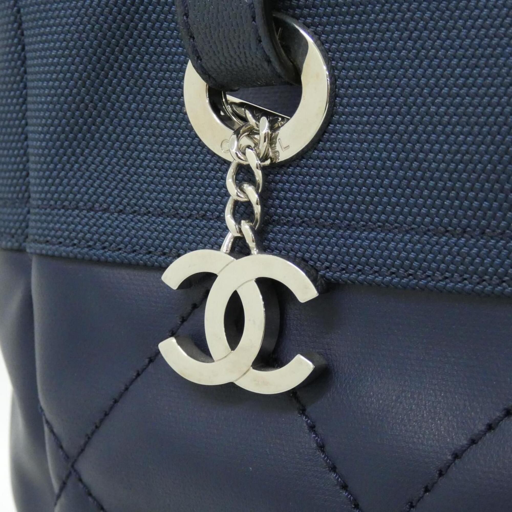 Canvas Handbag (Pre-Owned) - Chanel - Modalova