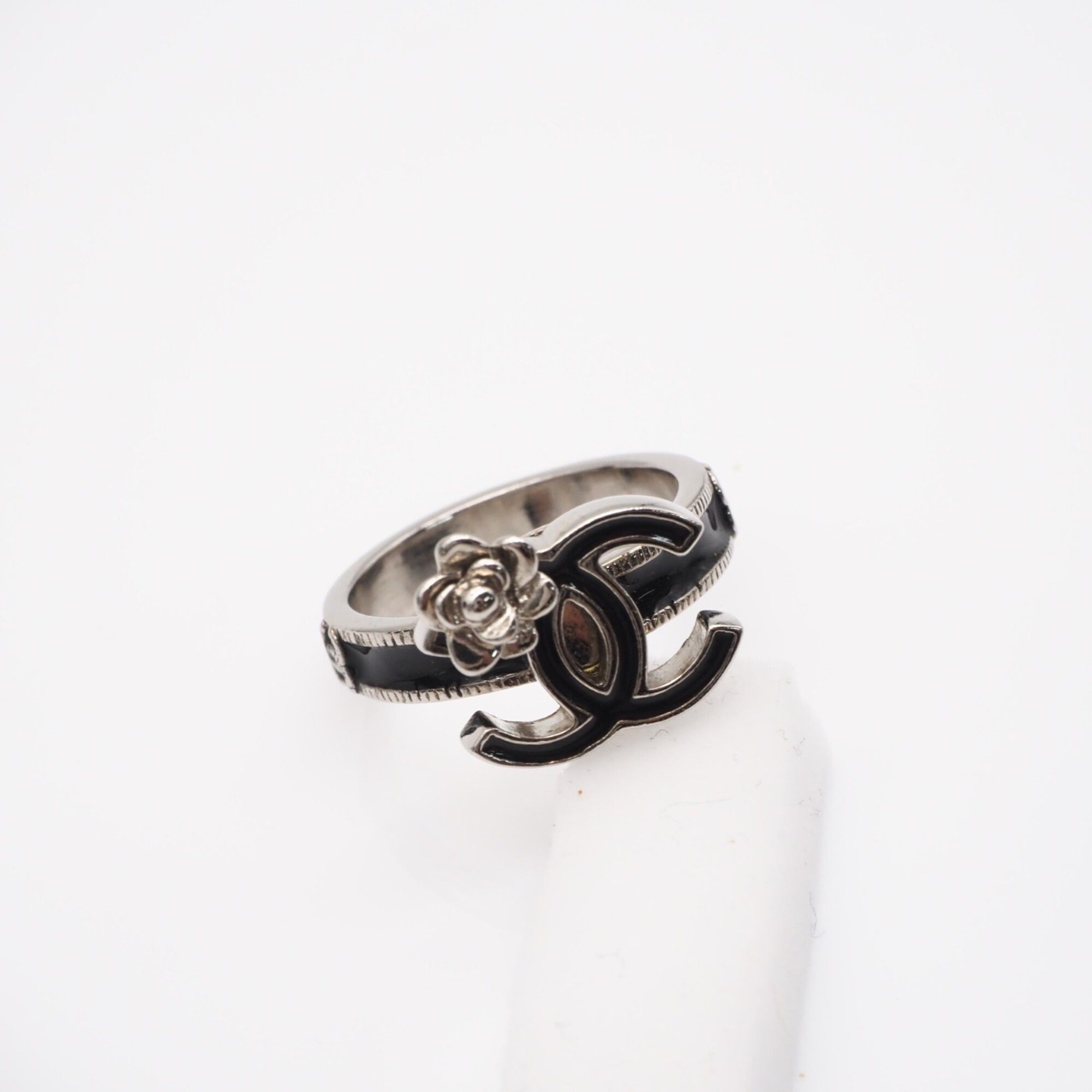 Camellia Band Ring (Pre-Owned) - Chanel - Modalova