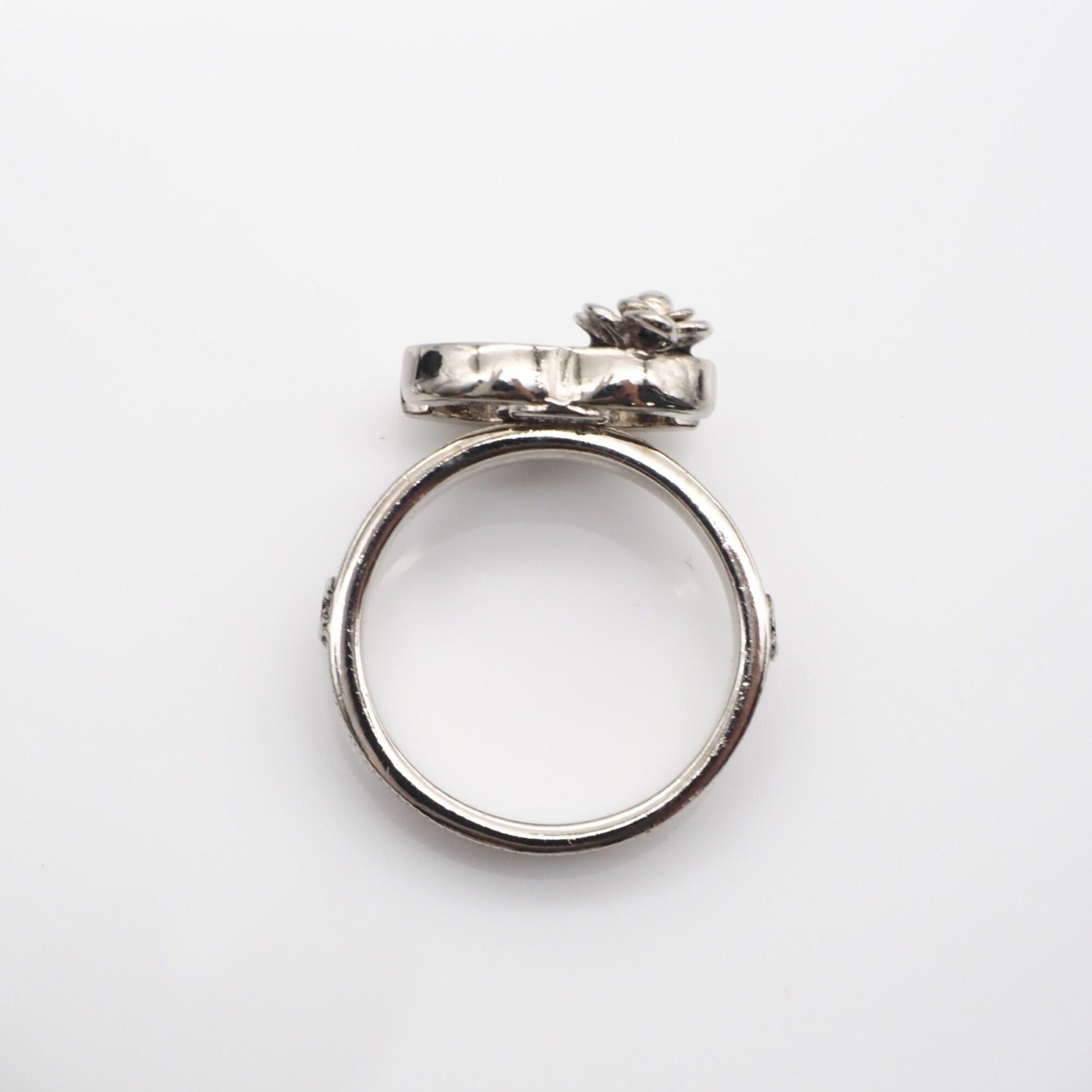 Camellia Band Ring (Pre-Owned) - Chanel - Modalova