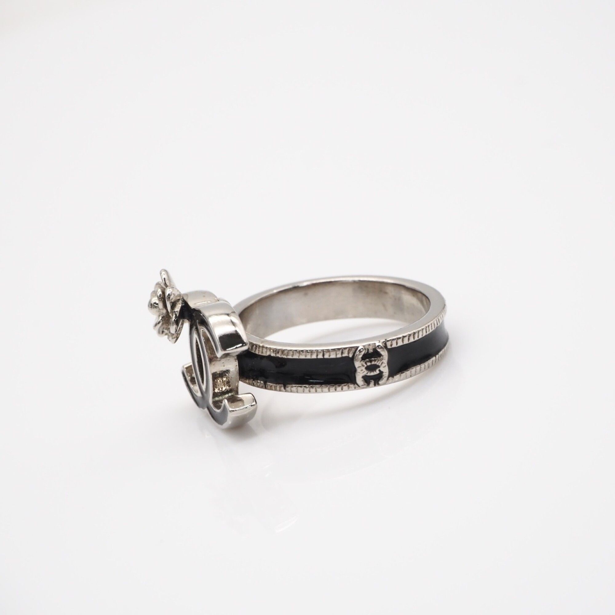 Camellia Band Ring (Pre-Owned) - Chanel - Modalova