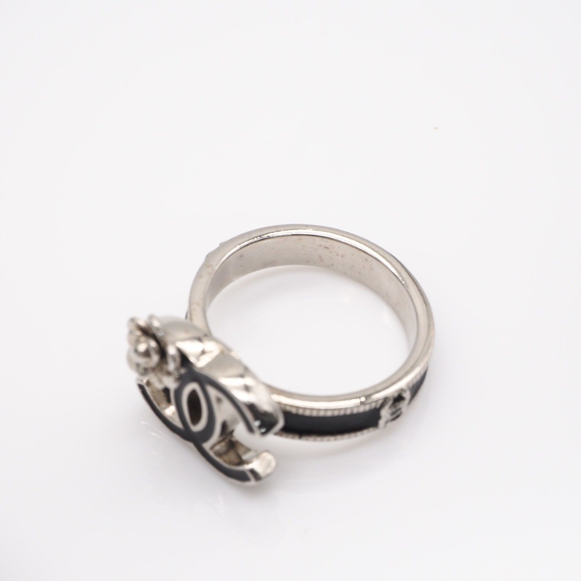Camellia Band Ring (Pre-Owned) - Chanel - Modalova