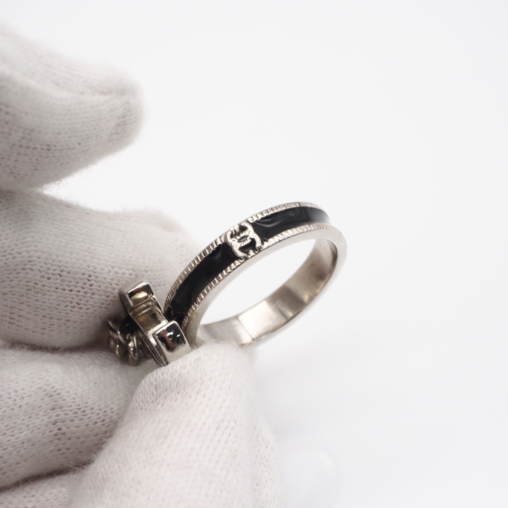 Camellia Band Ring (Pre-Owned) - Chanel - Modalova