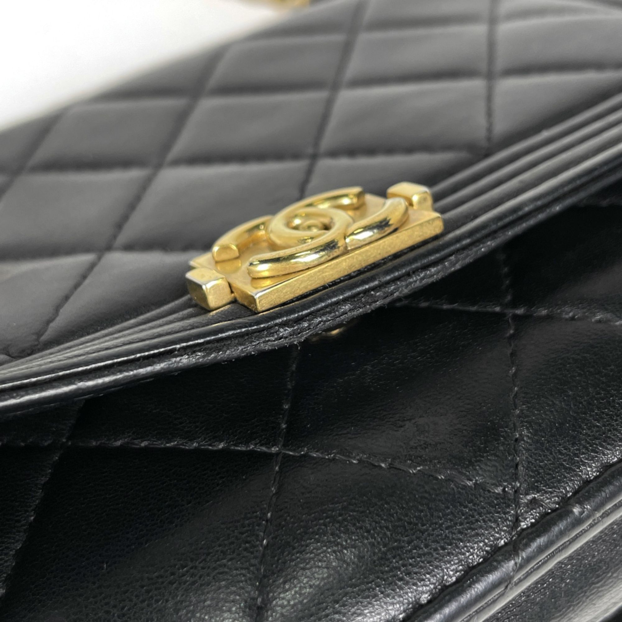 Matelasse Leather Shoulder Bag (Pre-Owned) - Chanel - Modalova