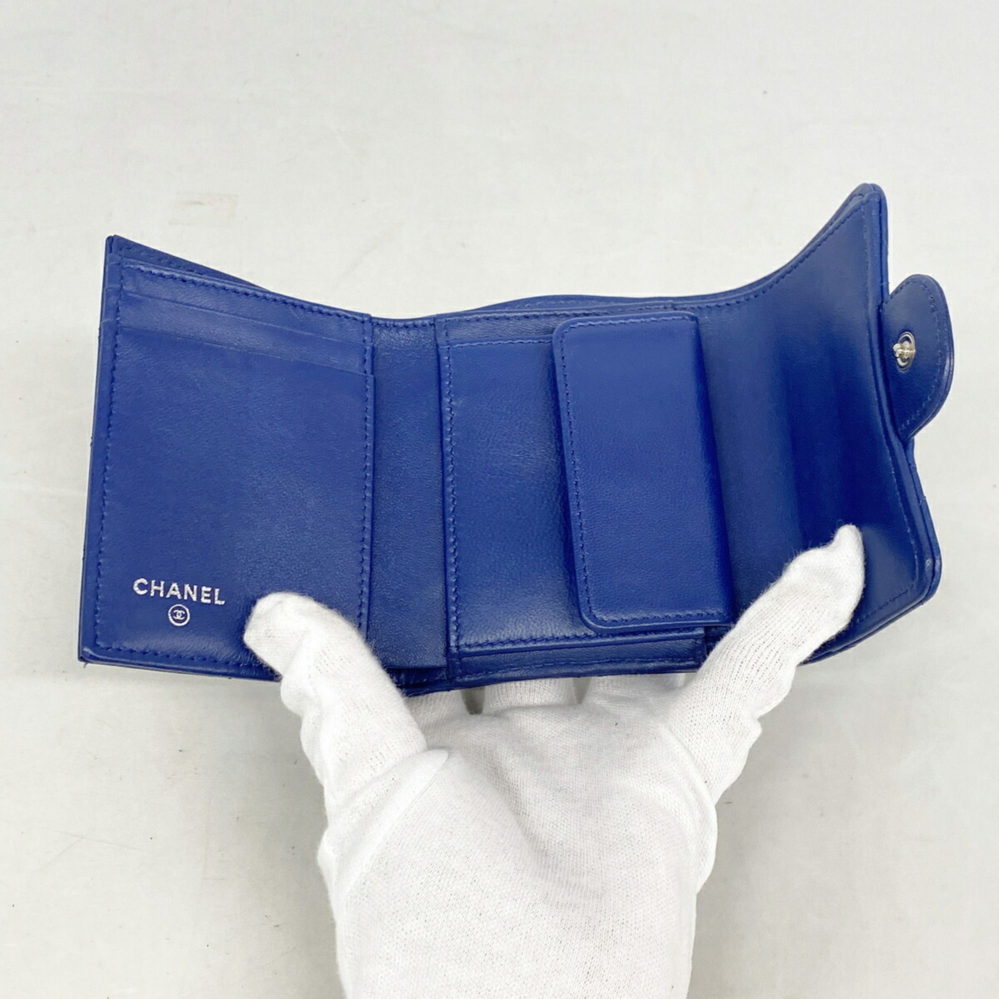 Leather Wallet (Tri-Fold) (Pre-Owned) - Chanel - Modalova