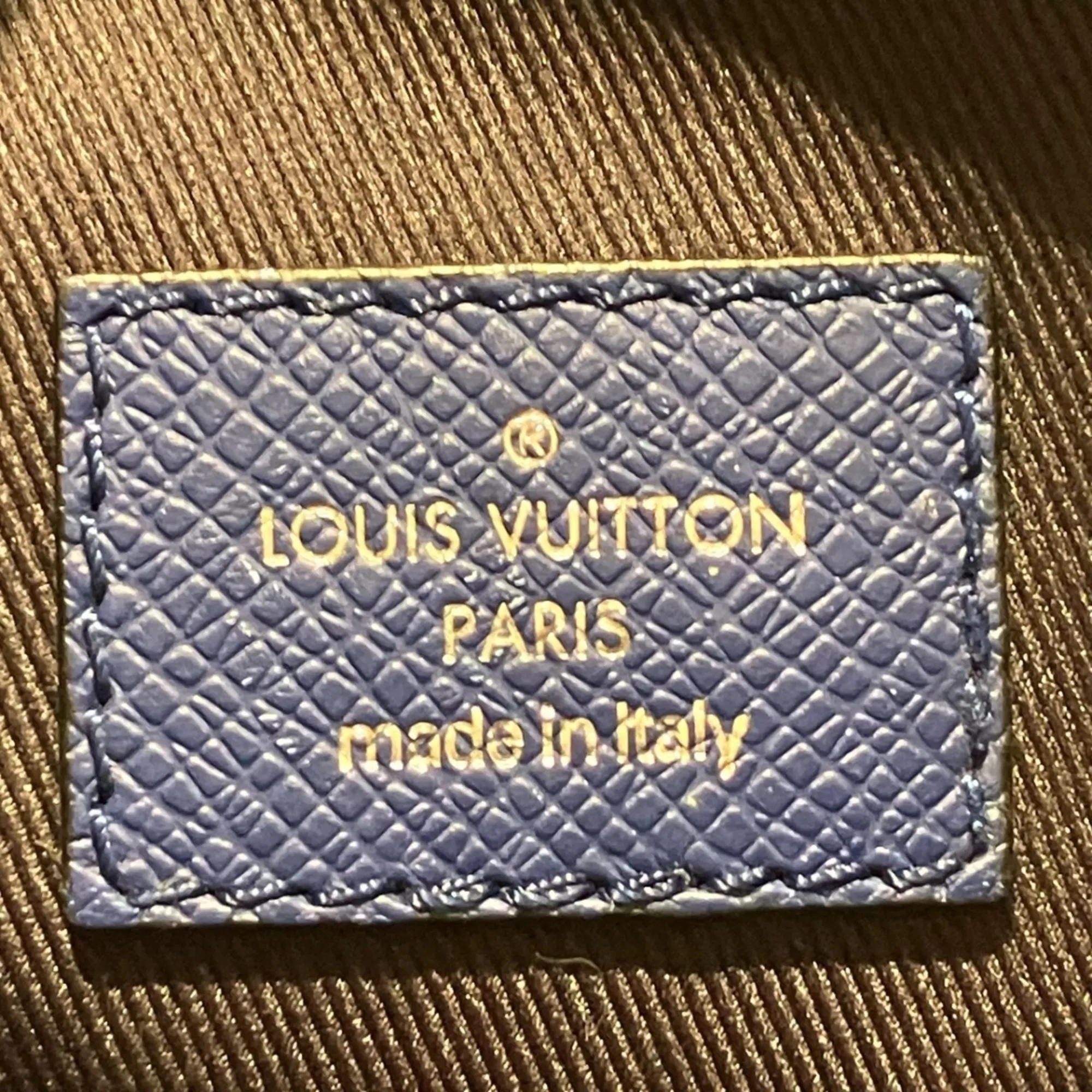 Taigarama Leather Shoulder Bag (Pre-Owned) - Louis Vuitton - Modalova
