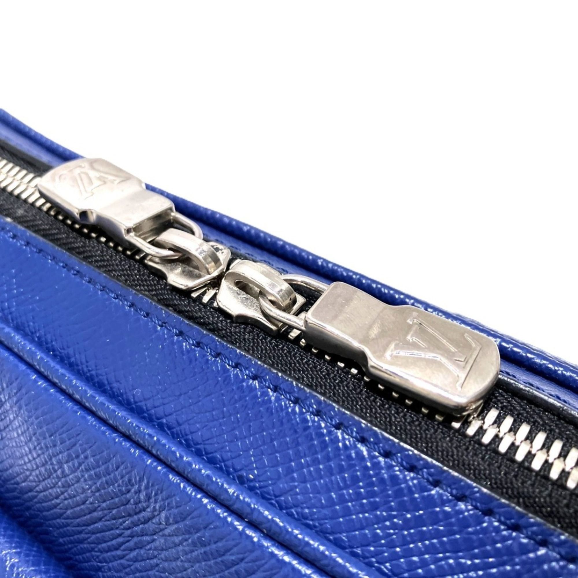 Taigarama Leather Shoulder Bag (Pre-Owned) - Louis Vuitton - Modalova