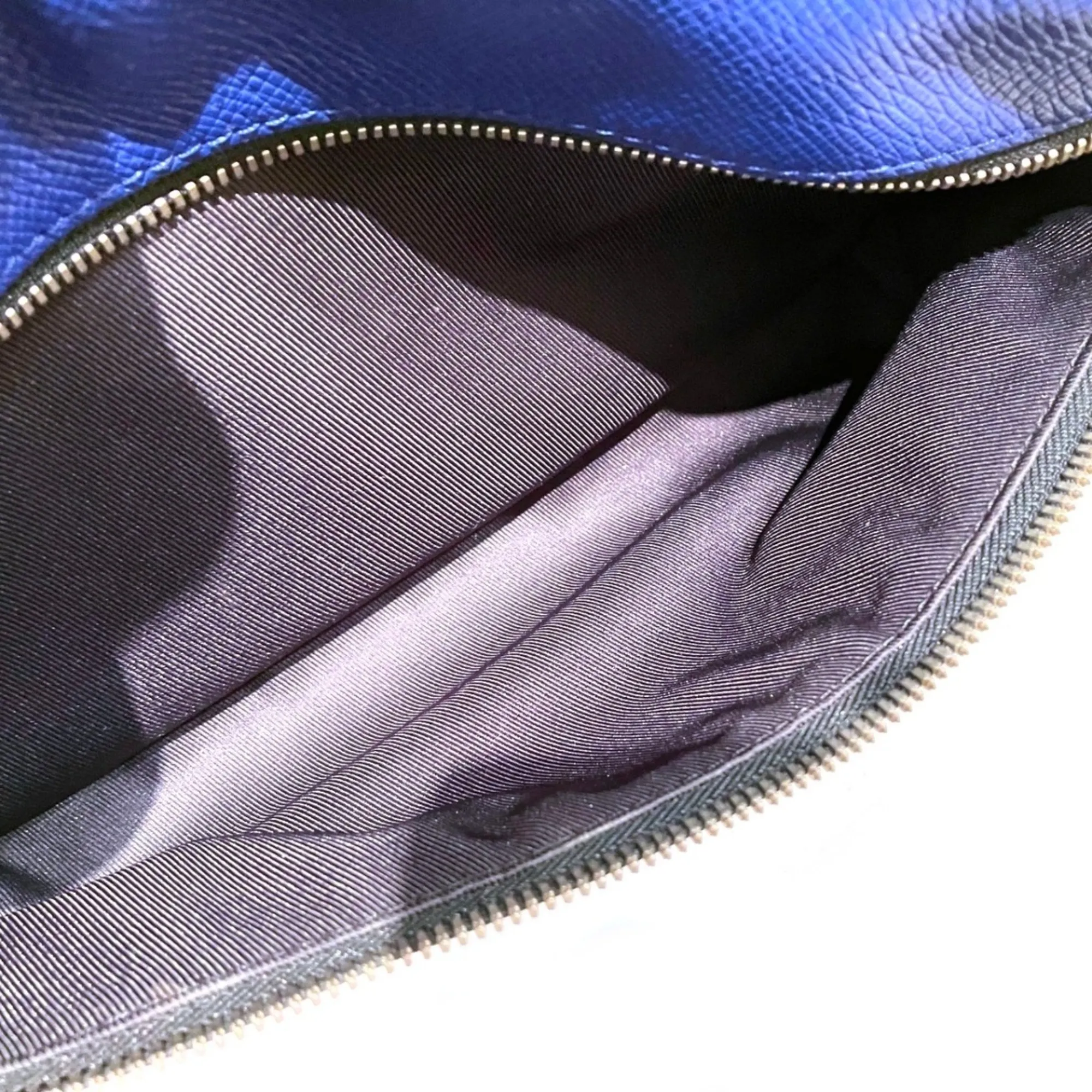 Taigarama Leather Shoulder Bag (Pre-Owned) - Louis Vuitton - Modalova