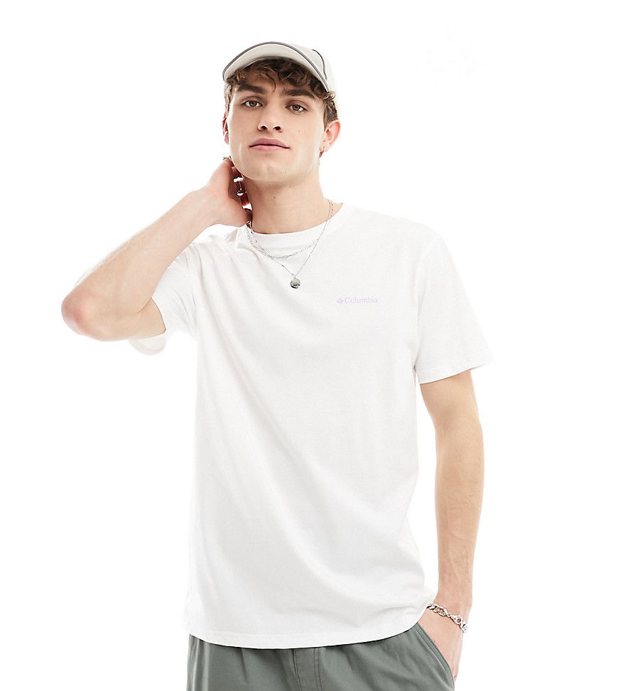 Navy Heights - T-shirt bianca con piccola stampa floreale sulla schiena - In esclusiva per ASOS - Columbia - Modalova