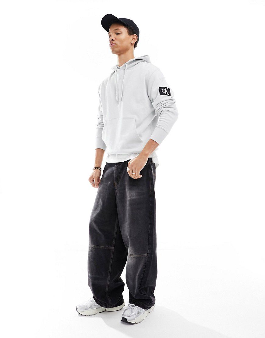 Felpa grigia con cappuccio e logo applicato - Calvin Klein Jeans - Modalova
