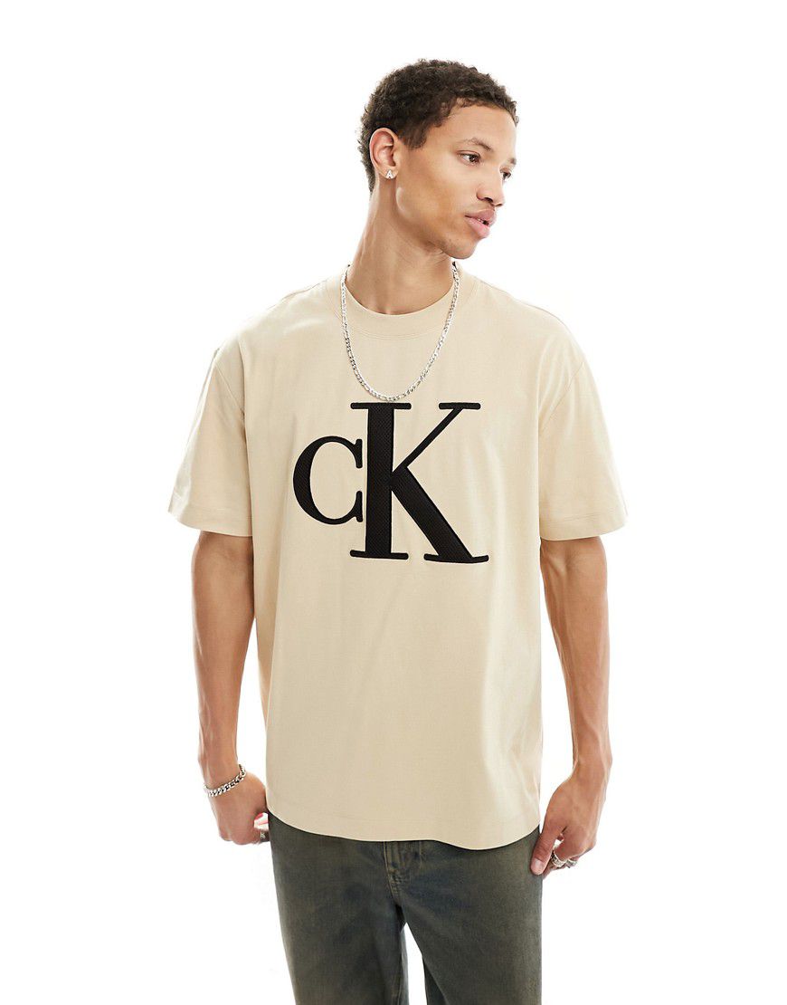 T-shirt color sabbia con monogramma del logo traforato - Calvin Klein Jeans - Modalova
