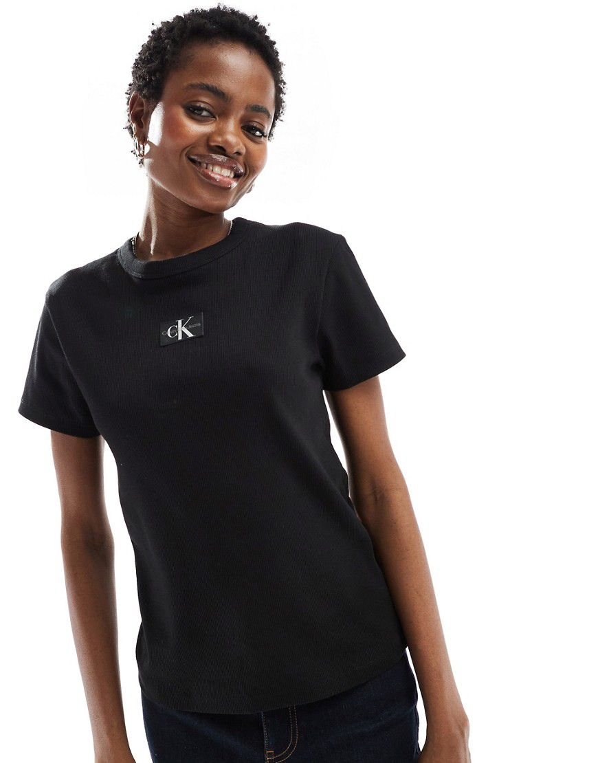 T-shirt nera a coste con etichetta cucita del logo - Calvin Klein Jeans - Modalova