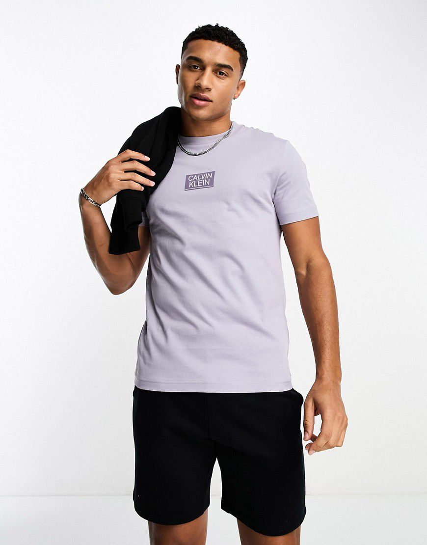 T-shirt con logo lucido tipo stencil - Calvin Klein - Modalova