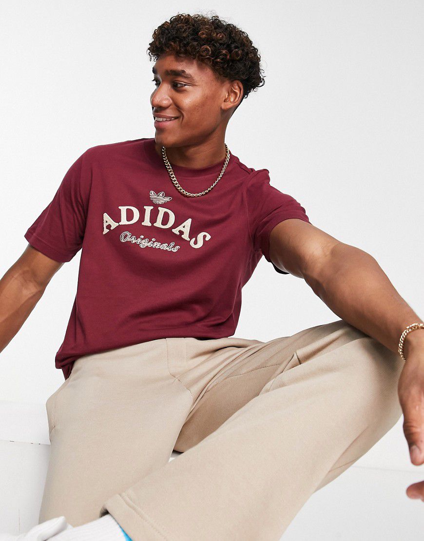 T-shirt bordeaux con logo grande stile college - adidas Originals - Modalova