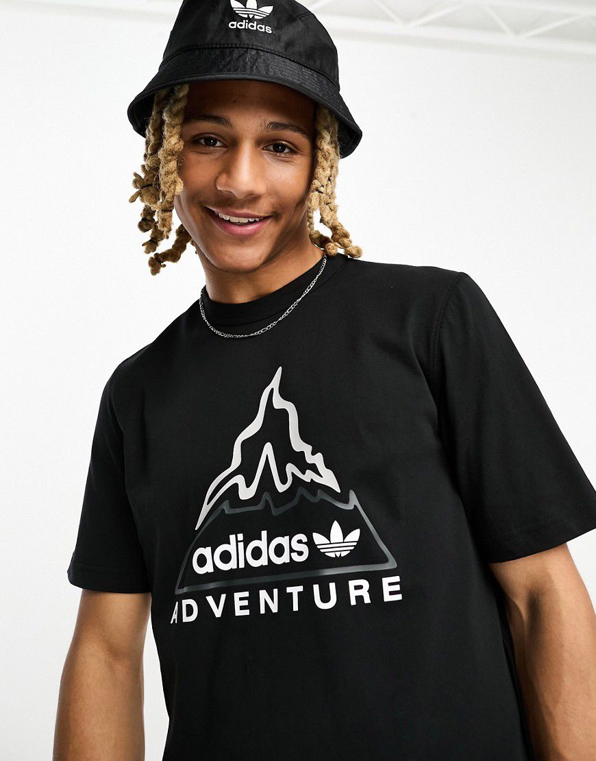 Adventure - T-shirt nera con stampa di vulcano - adidas Originals - Modalova