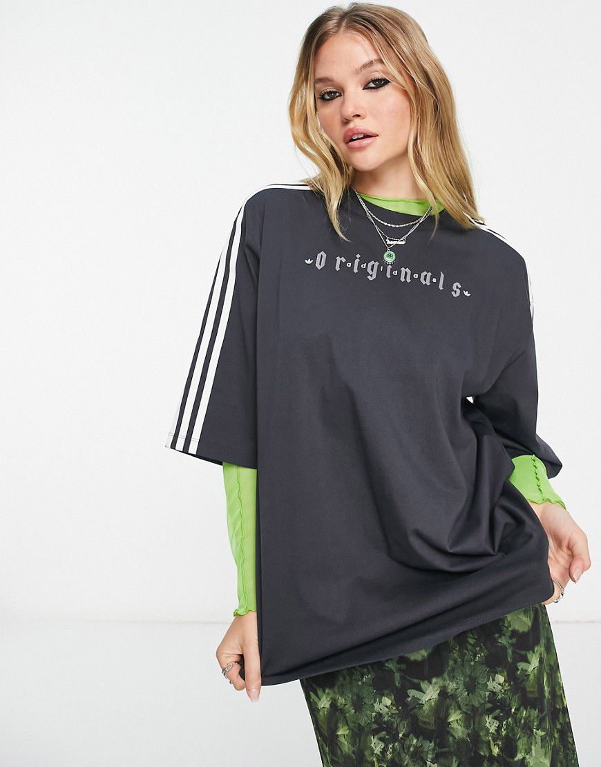 Gothcore - T-shirt antracite con 3 strisce - CHARCOAL - adidas Originals - Modalova