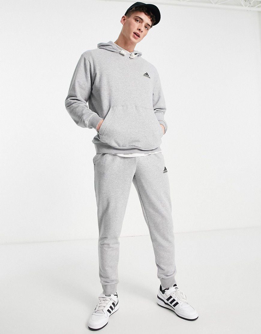 Adidas - Sportswear Feels Comfy - Joggers grigi con toppa con logo - adidas performance - Modalova