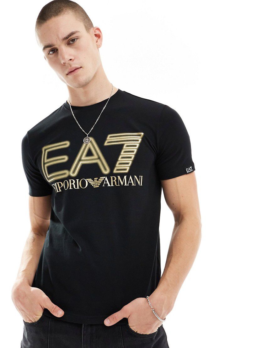 Armani - - T-shirt nera con logo grande dorato sul petto - EA7 - Modalova
