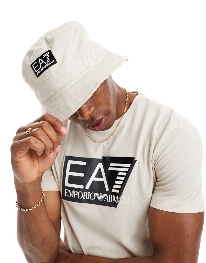 Armani - Core - Cappello da pescatore beige con etichetta del logo - EA7 - Modalova