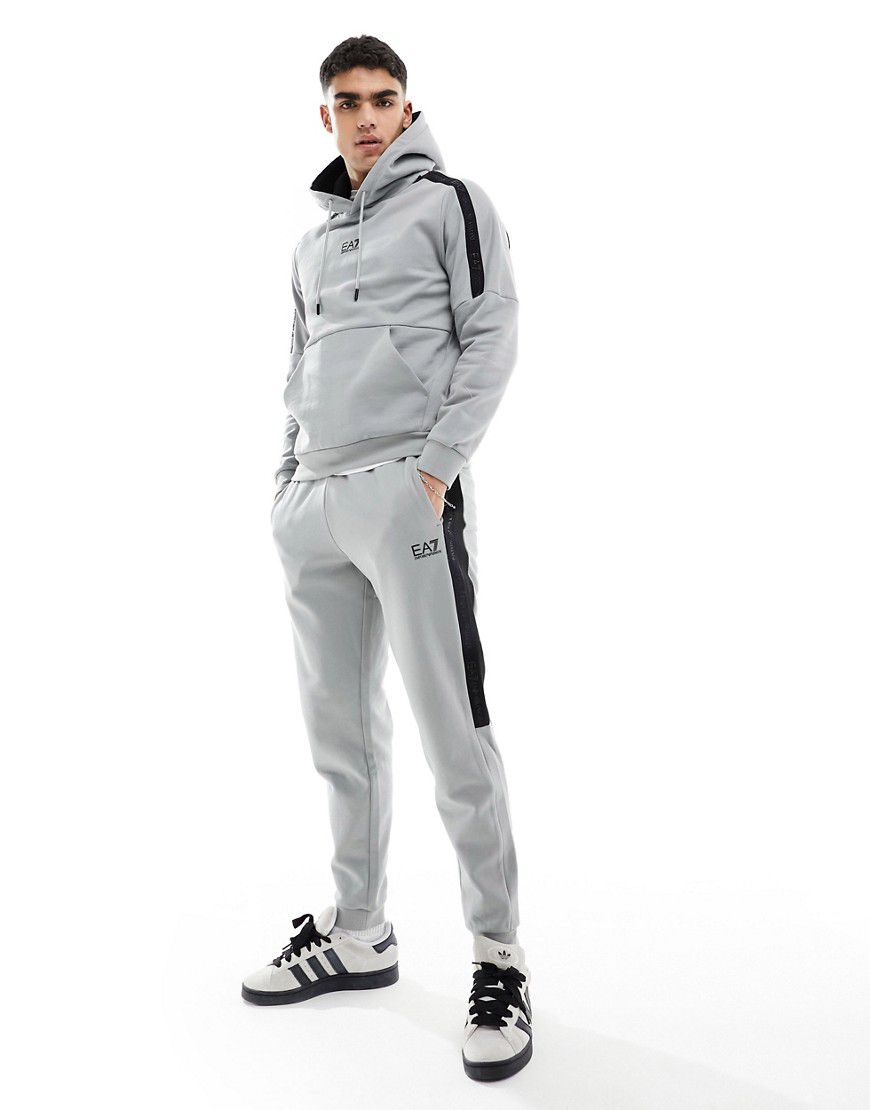 Armani - - Joggers felpati grigi con logo, profili a contrasto e fondo elasticizzato in coordinato - EA7 - Modalova