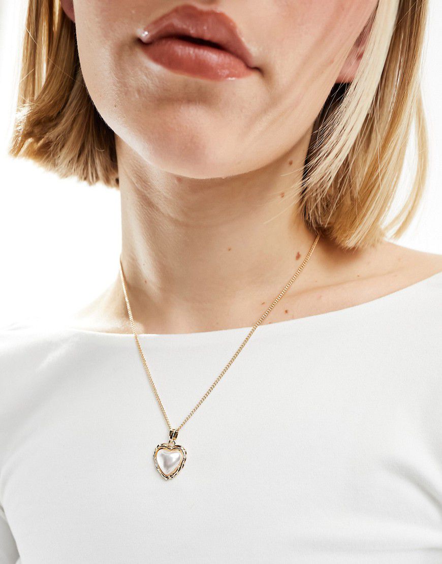 Collana dorata con ciondolo a cuore con perla sintetica - ASOS DESIGN - Modalova
