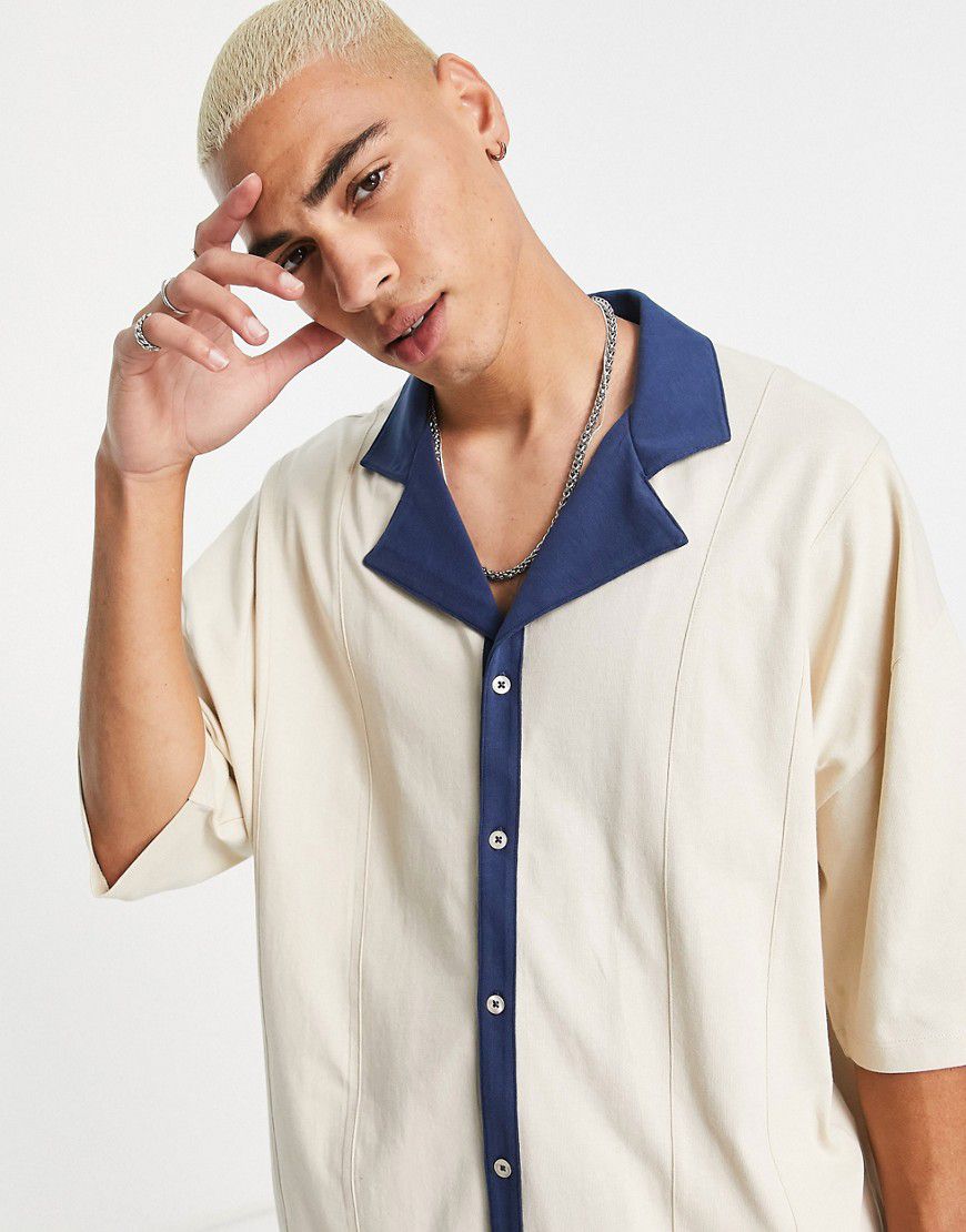 Camicia comoda in jersey beige con finiture blu navy - ASOS DESIGN - Modalova