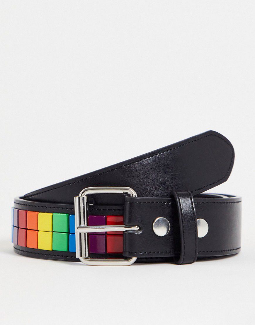 Cintura in pelle sintetica con borchie arcobaleno - ASOS DESIGN - Modalova