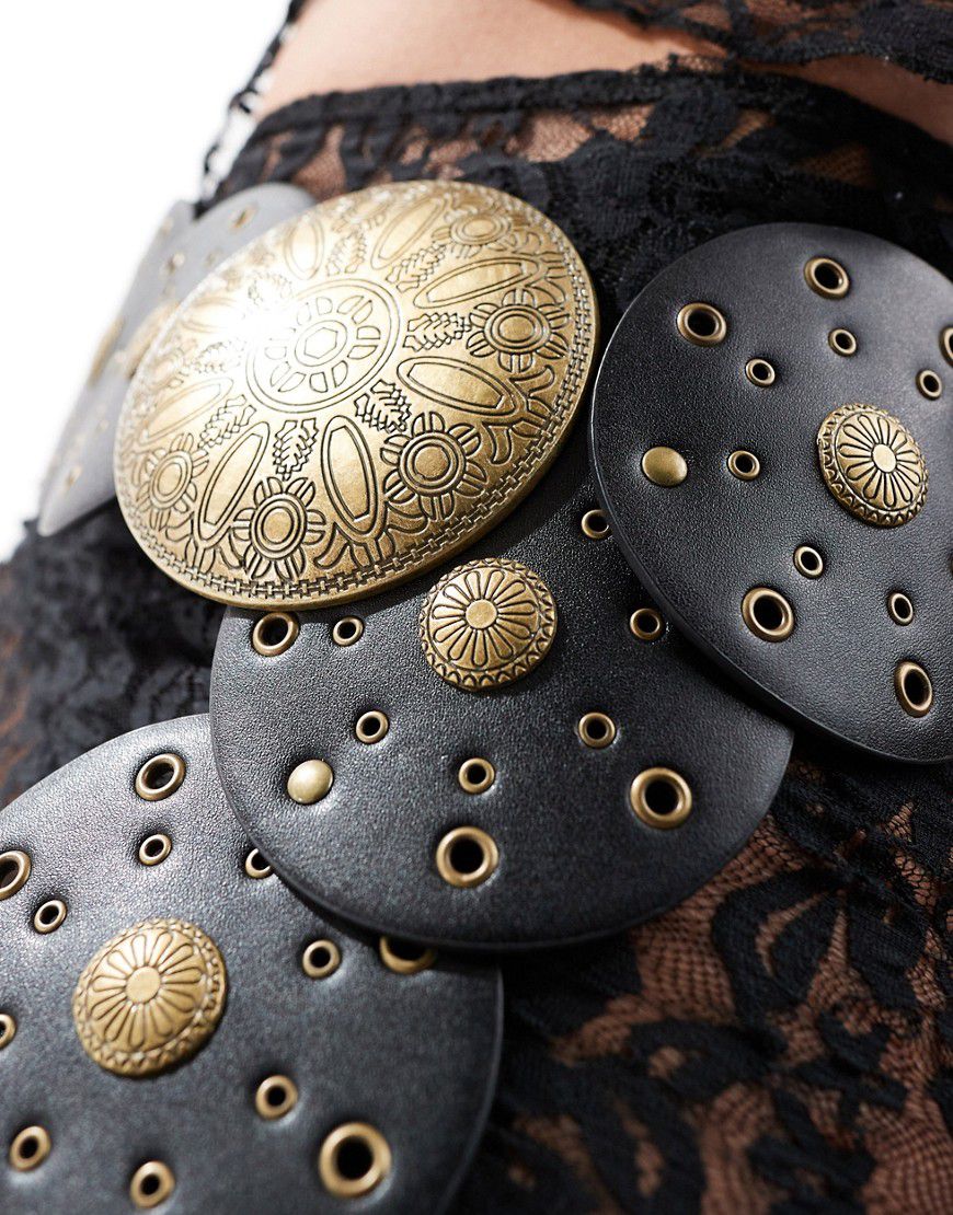 Cintura per vita e fianchi nera con dischi con borchie - ASOS DESIGN - Modalova