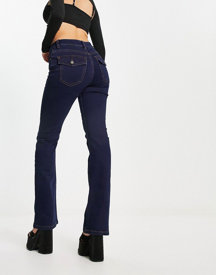 Jeans a zampa a vita bassa scuro con tasche stile western - ASOS DESIGN - Modalova