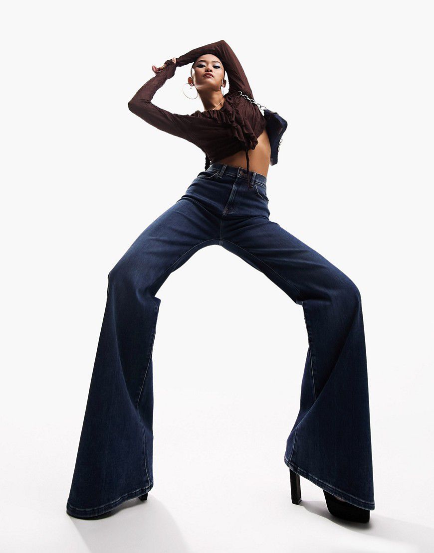 Jeans a zampa anni '70 power stretch - ASOS DESIGN - Modalova