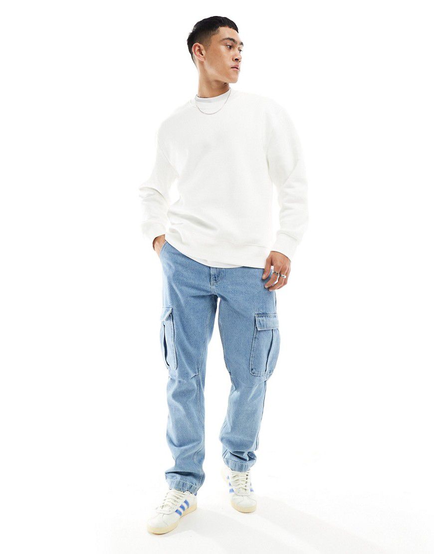 Jeans dritti lavaggio medio con tasche cargo - ASOS DESIGN - Modalova