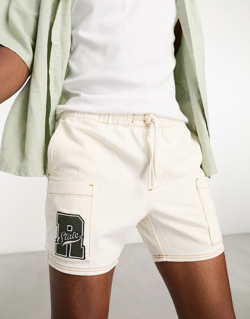 Pantaloncini cargo in denim écru slim taglio corto con toppa - ASOS DESIGN - Modalova