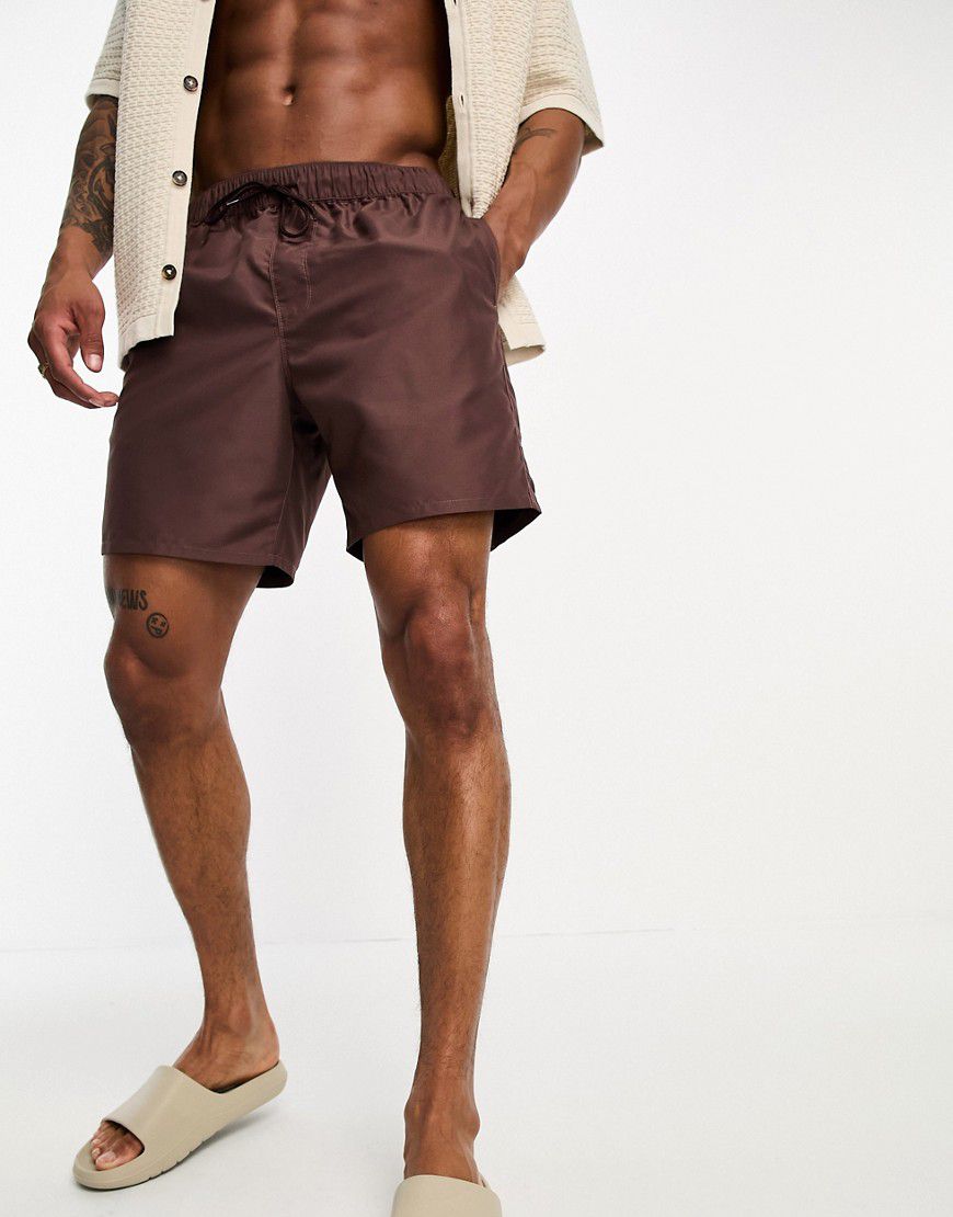 Pantaloncini da bagno di media lunghezza marroni - ASOS DESIGN - Modalova