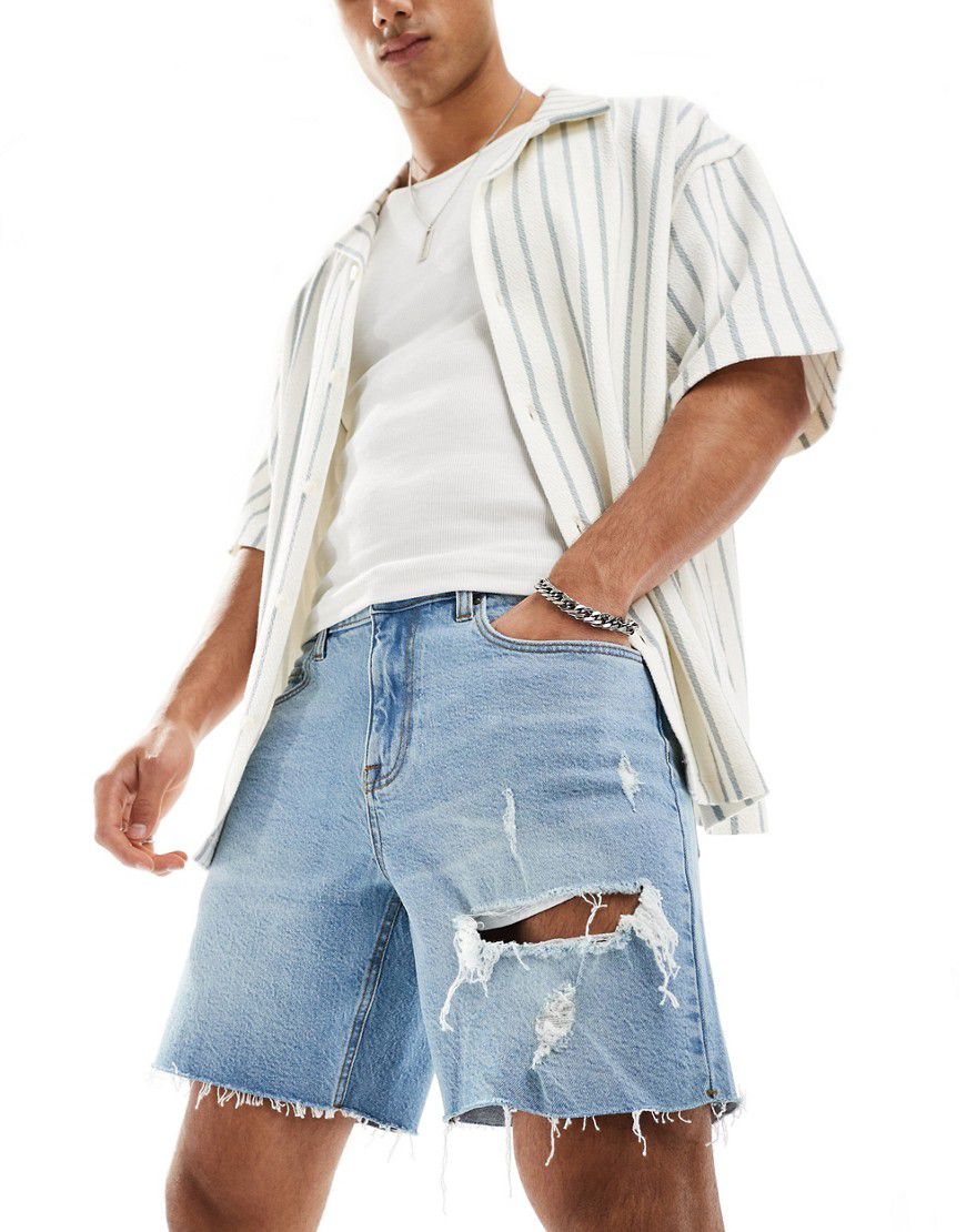Pantaloncini di jeans slim taglio medio con strappi lavaggio chiaro - ASOS DESIGN - Modalova