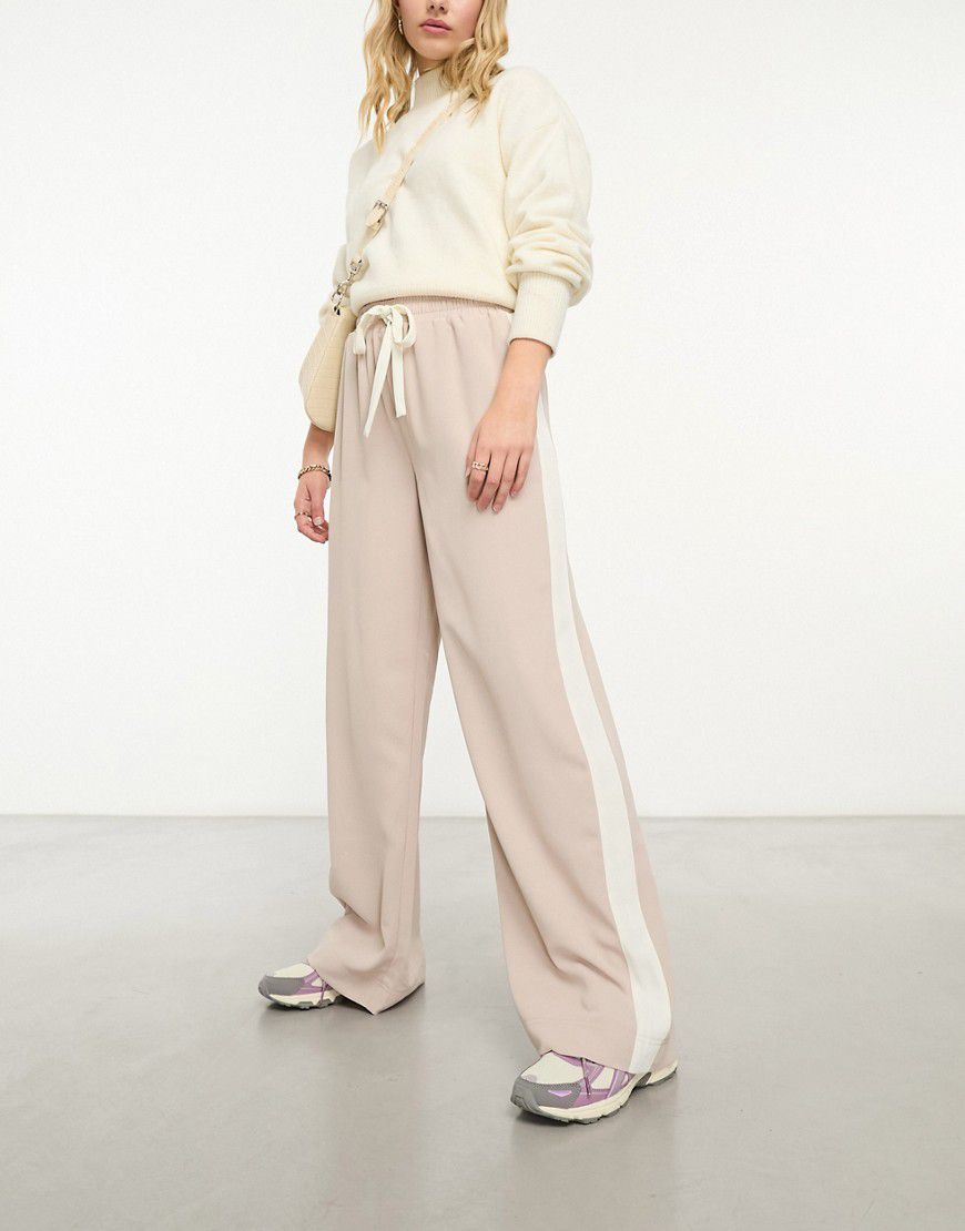 Pantaloni marroni color visone con pannello a contrasto - ASOS DESIGN - Modalova
