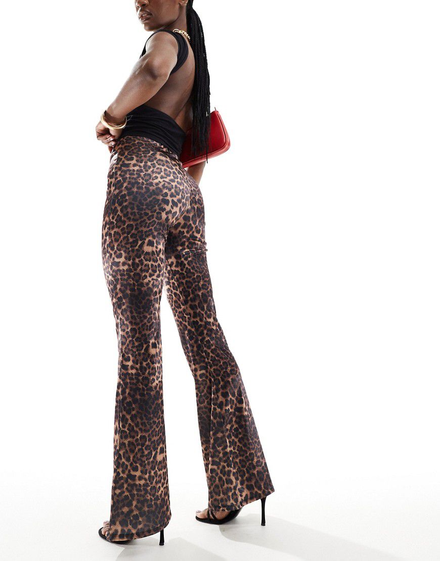 Pantaloni a zampa in raso con stampa leopardata - ASOS DESIGN - Modalova