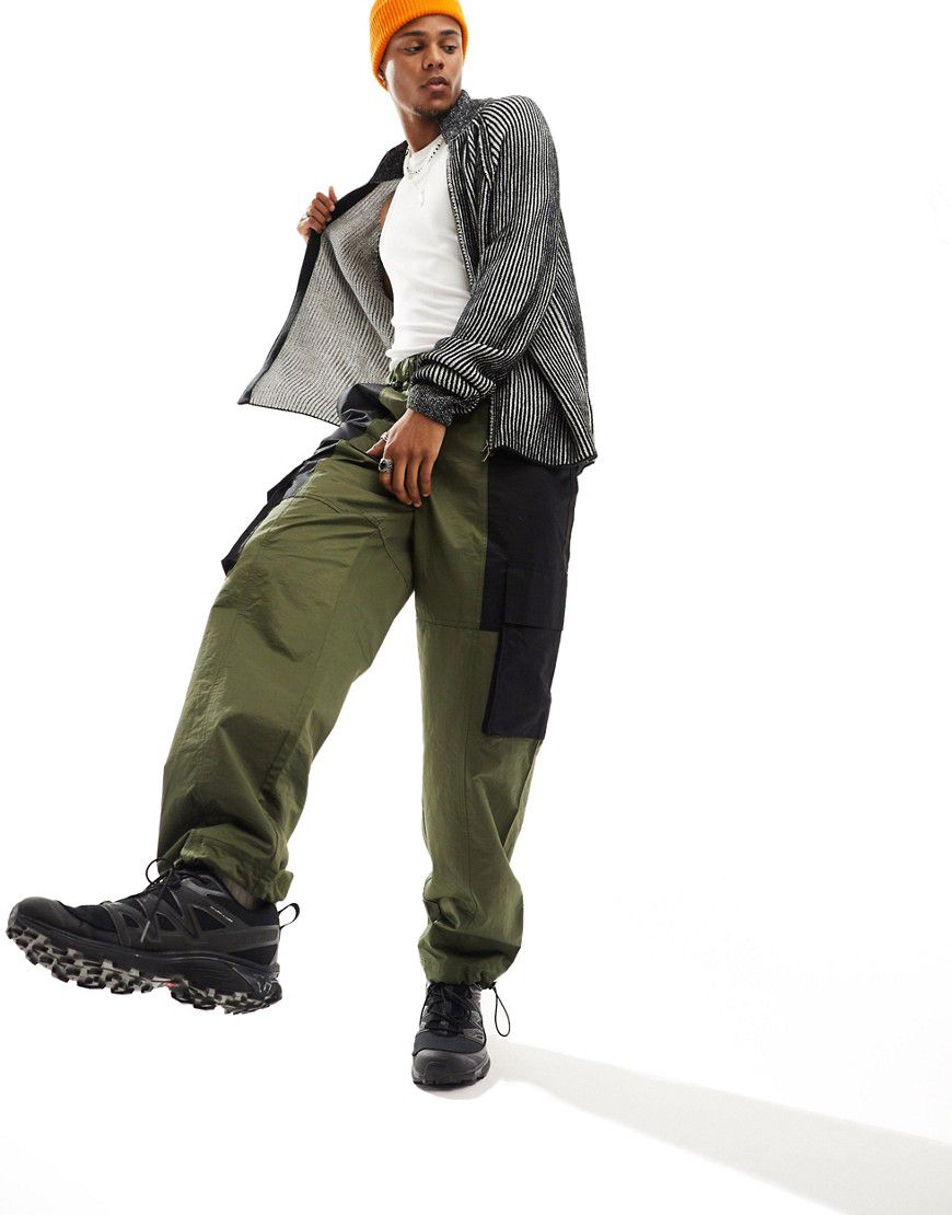 Pantaloni cargo ampi in nylon effetto colorblock e con dettaglio cintura kaki e nero - ASOS DESIGN - Modalova