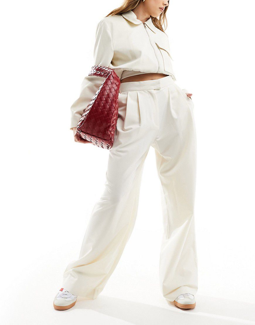 Pantaloni formali con fondo ampio crema - ASOS DESIGN - Modalova