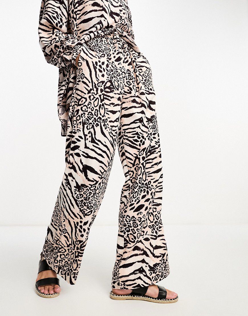 Pantaloni in misto lino con stampa animalier in coordinato - ASOS DESIGN - Modalova