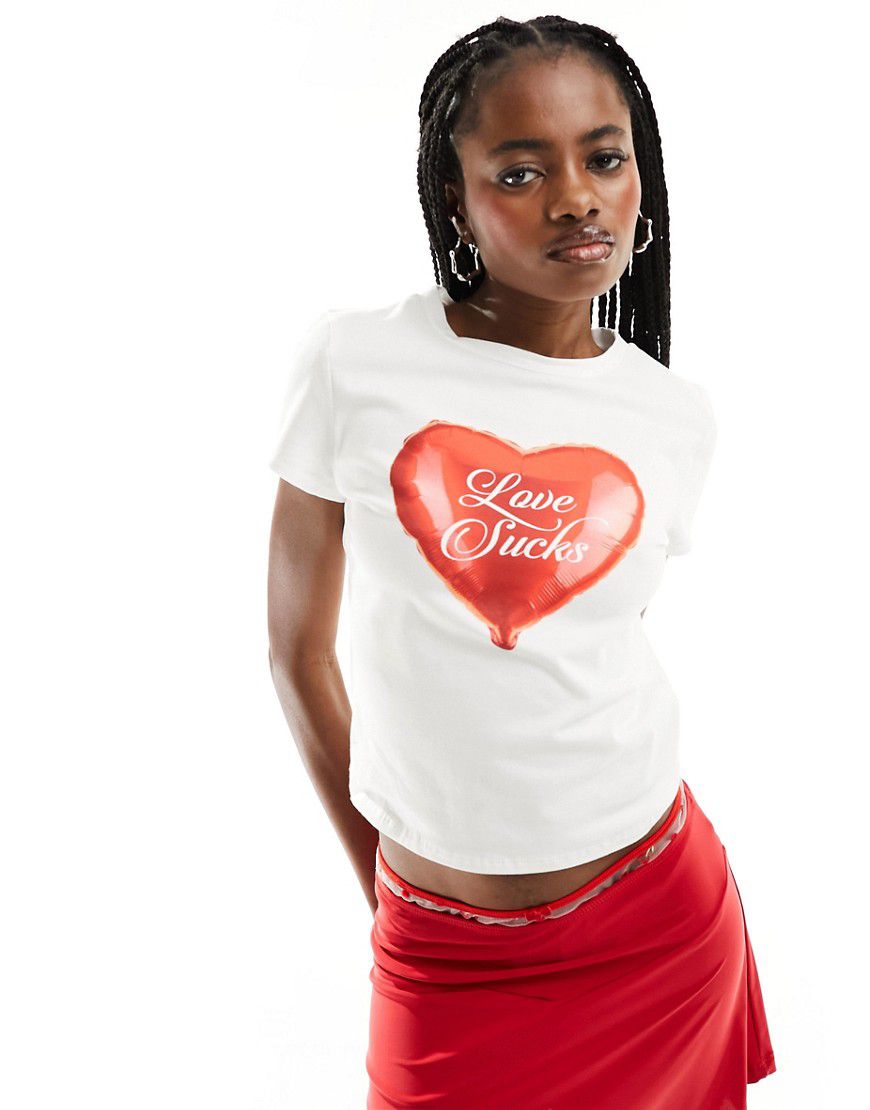 T-shirt corta bianca con grafica di palloncino con scritta "Love Sucks" - ASOS DESIGN - Modalova