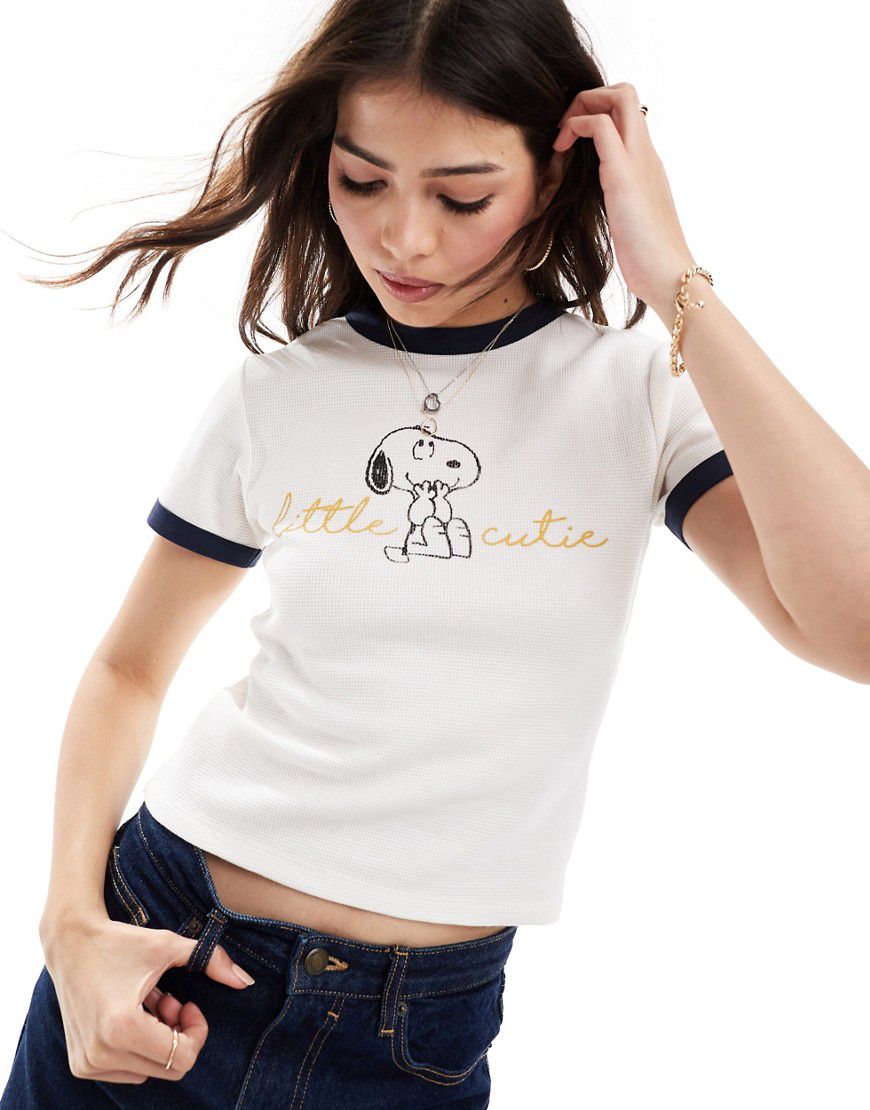 T-shirt mini color crema lavorata a nido d'ape con grafica "Snoopy" su licenza - ASOS DESIGN - Modalova