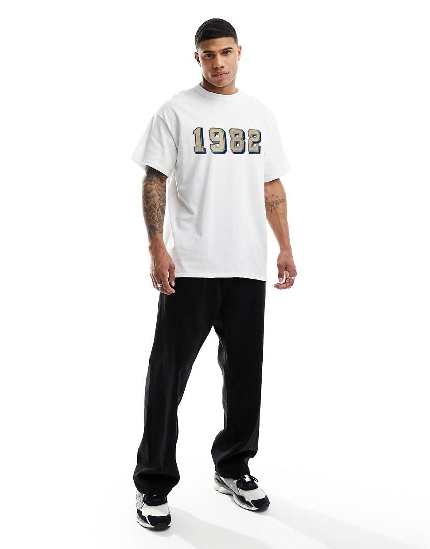 T-shirt oversize bianca con stampa "1982" sul petto - ASOS DESIGN - Modalova